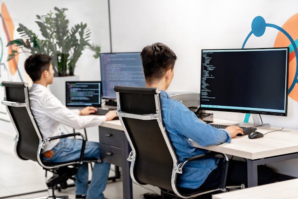 Profesional de seguridad informática gestionando servidores Linux