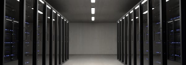 Sala de servidores con racks iluminados donde se ejecutan servidores web Apache