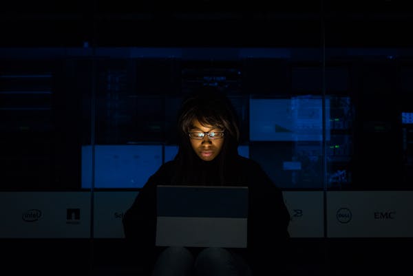 Desarrolladora configurando un servidor web en su portátil