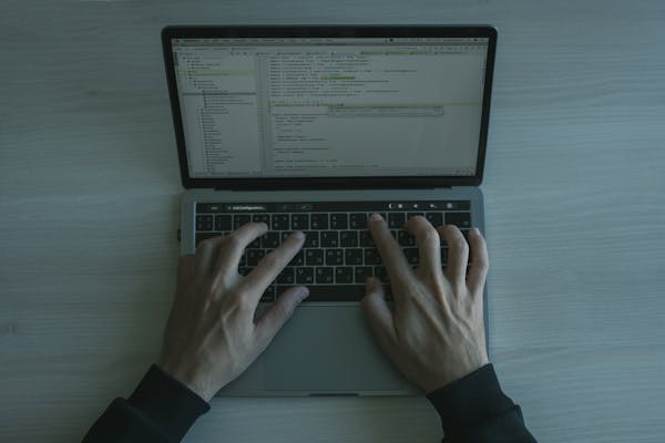 Persona aprendiendo frente a un portátil, representando los primeros pasos con Linux