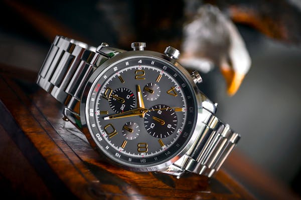 Engranajes de reloj simbolizando la automatización y la precisión temporal del sistema cron en Linux