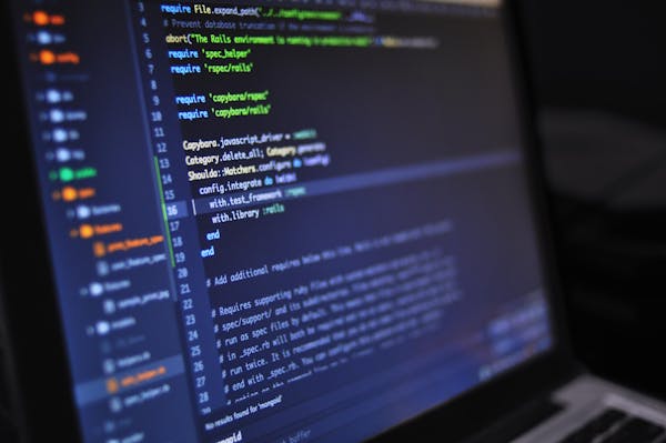 Pantalla de monitor mostrando código y línea de comandos