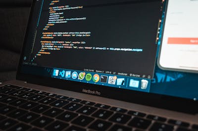 Portátil con código de programación, representando la comunidad de desarrollo