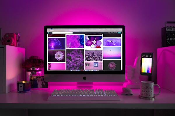 Monitor con interfaz colorida y personalización de escritorio