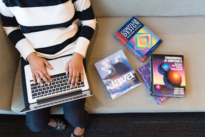 Espacio de trabajo creativo con monitores y herramientas de diseño