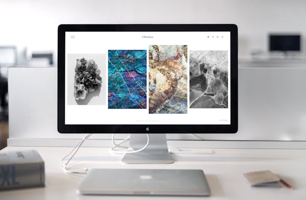 Espacio de trabajo personalizado con monitor y accesorios