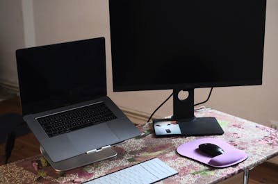 Espacio de trabajo moderno con monitor y portátil, representando la variedad de escritorios Linux