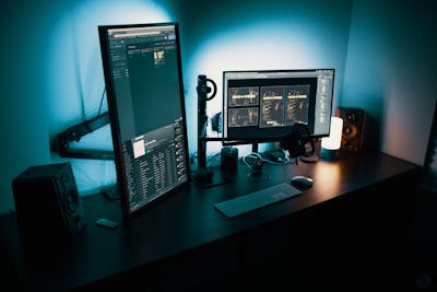 Configuración con doble monitor, representando la personalización avanzada de escritorios Linux