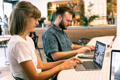 Persona editando fotografías en un ordenador con software profesional