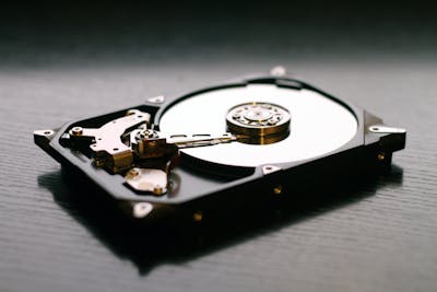 Interior de un disco duro mostrando los platos magnéticos y el brazo de lectura