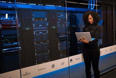 Centro de datos moderno con servidores, la mayoría ejecutando Linux