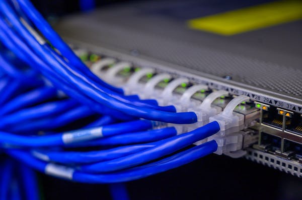 Cables de red azules simbolizando la infraestructura de comunicaciones IRC