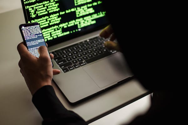 Manos escribiendo en un teclado de ordenador, representando el uso de la terminal Linux