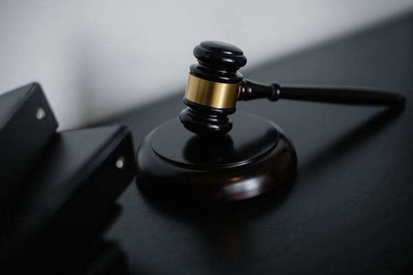 Documentos legales representando las licencias de software libre