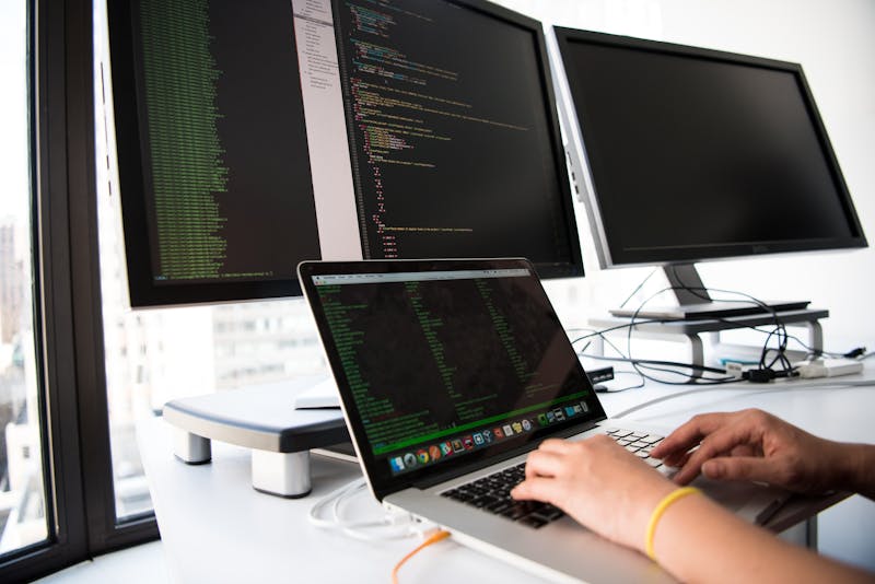 Desarrollador trabajando con Linux en un portátil moderno