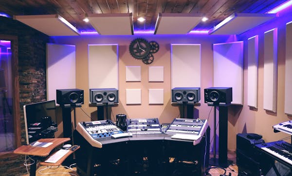 Equipo de producción de audio con auriculares y mesa de mezclas