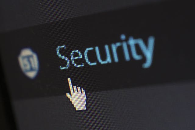 Candado de seguridad digital representando la protección que ofrece Linux