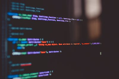 Código fuente abierto en pantalla de ordenador, símbolo del software libre