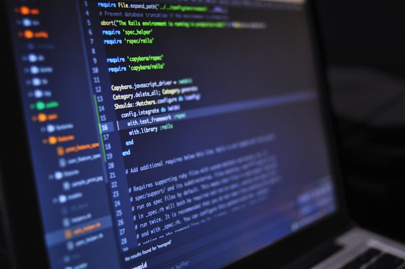 Pantalla de ordenador mostrando código de programación