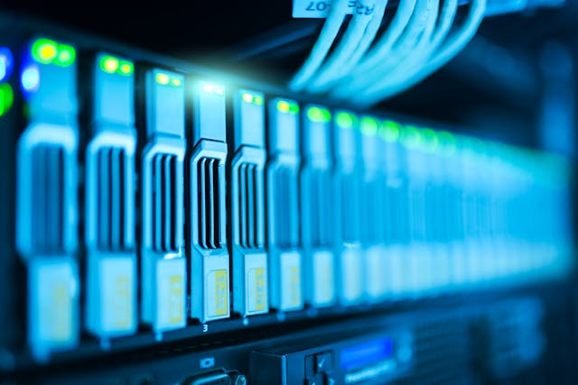 Cables de red conectados a equipos de red, representando la seguridad y conectividad en servidores proxy
