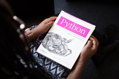 Pantalla de ordenador mostrando código Python en un editor de texto sobre un entorno Linux
