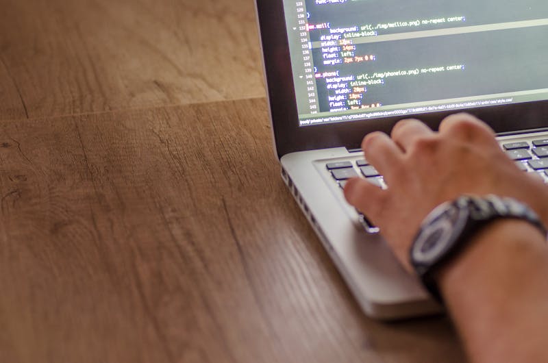 Flujo de trabajo de automatización en terminal Linux, representando scripts y tareas cron