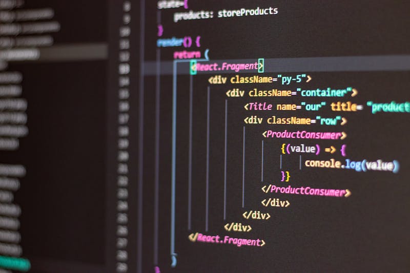 Desarrollador revisando código en pantalla, representando la depuración de scripts de shell