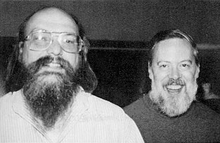 Ken Thompson (sentado) y Dennis Ritchie (de pie) frente al PDP-11 en los laboratorios Bell, donde crearon Unix en los años 70