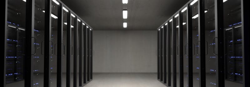 Interior de un centro de datos con servidores que ejecutan Ubuntu