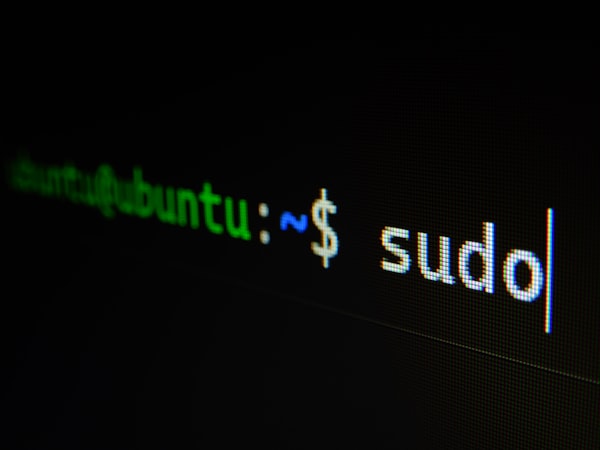 Escritorio Ubuntu con GNOME mostrando el dock lateral y las actividades