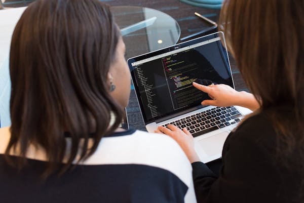 Estudiante programando en un ordenador, evocando la época en que Linus Torvalds creó Linux