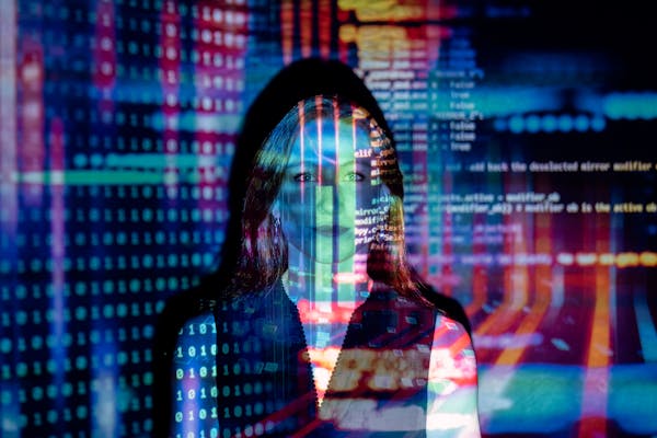 Equipo de desarrolladores colaborando, representando la comunidad Linux